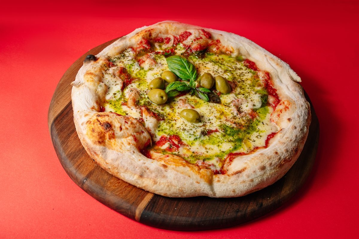 Pizza Margarita Naples - salsa de tomate, muzzarella, orégano, pesto, albahaca y olivas verdes